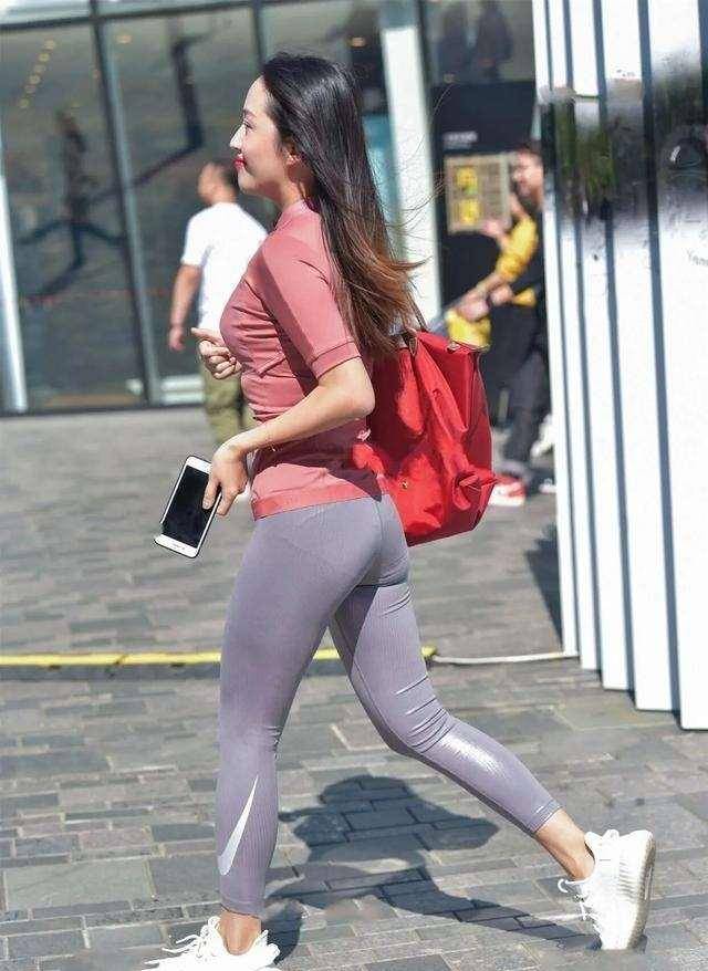 显得|白色紧身长袖搭配红色紧身打底裤，小女生俏皮的感觉，秀外惠中