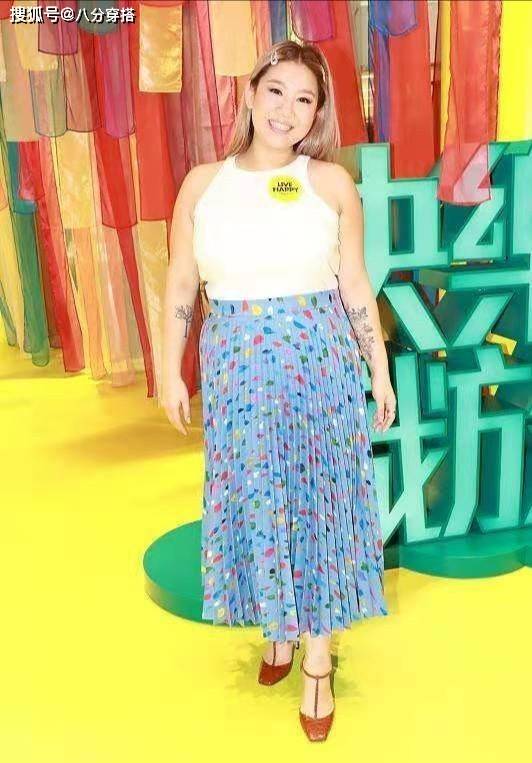 白幼|郑欣宜真自信，白色上衣配印花半身裙休闲舒适，虽胖却有曲线感