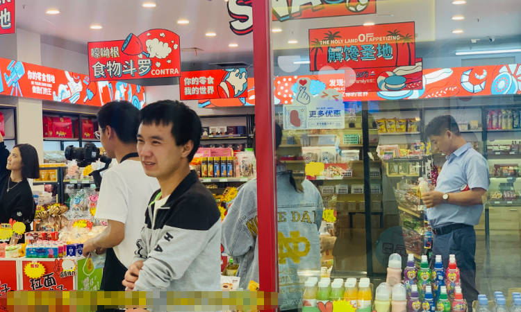 仁为|三点选址要点带你避开强竞争市场，让怡佳仁零食店欣欣向荣