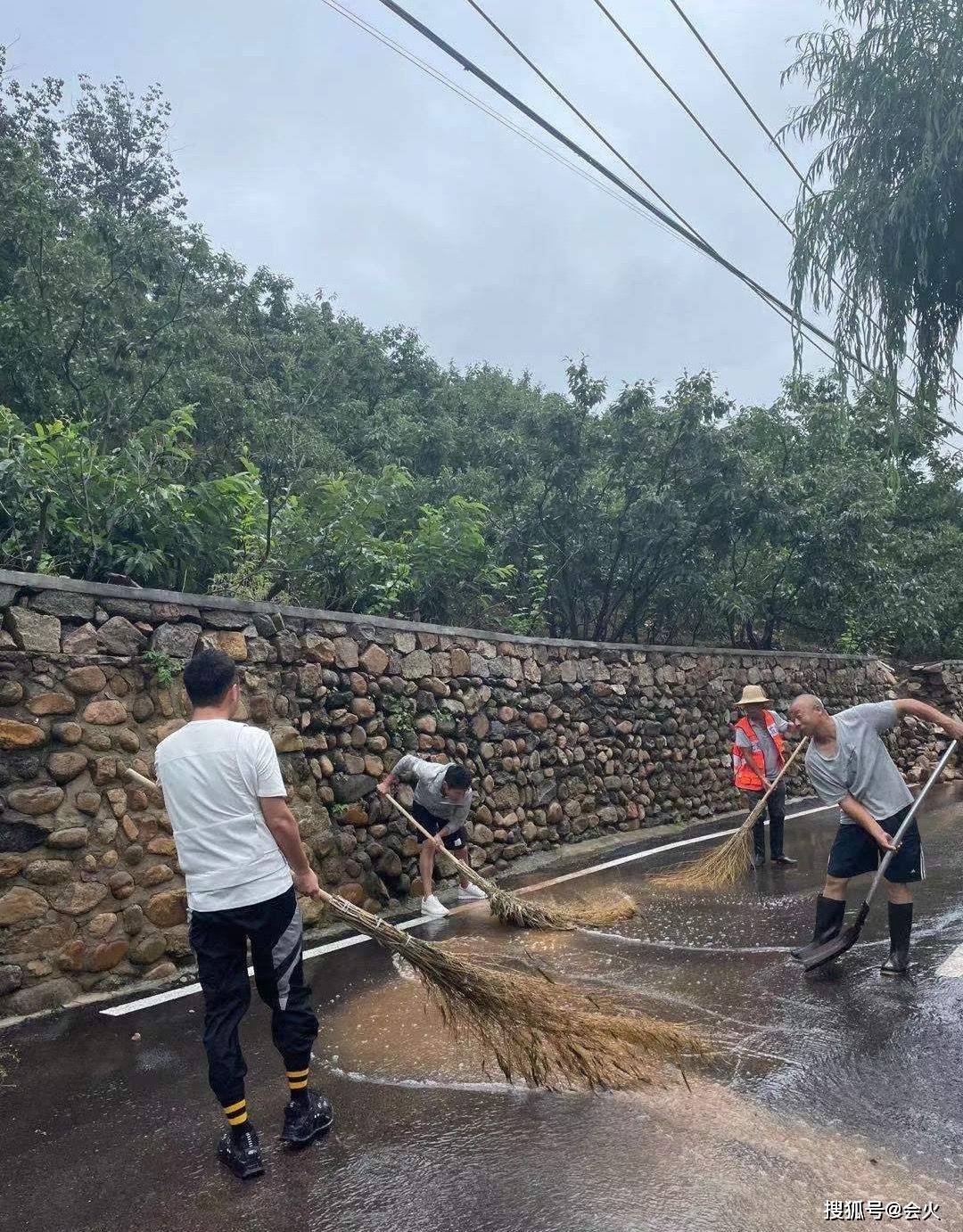 撒贝宁尼格买提录节目遇险 泥水里帮环卫扫街道 网友 细节见人品 观众