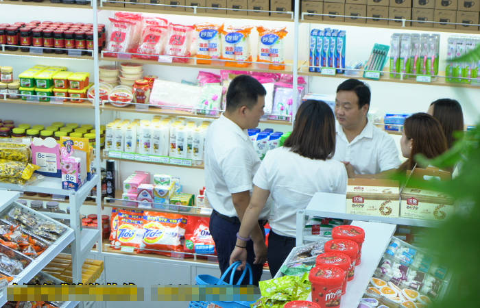 仁为|三点选址要点带你避开强竞争市场，让怡佳仁零食店欣欣向荣