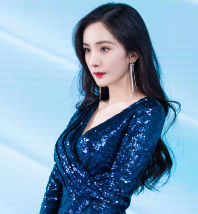 sf|杨幂不给00后留活路？穿百褶裙出行，腿长看着有一米八