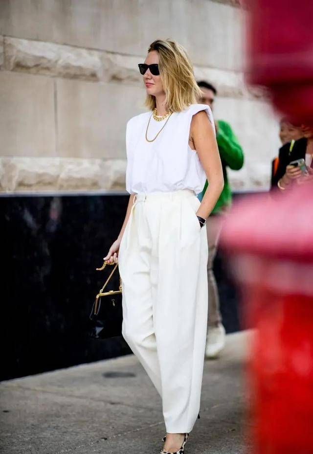 下装|建议中年女性，尽量少穿紧身裤！多穿这3种“下装”，优雅又时髦