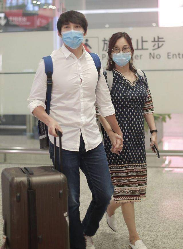 陈松伶|陈松伶携小8岁老公走机场，穿碎花连衣裙身材发福，却被宠成公主