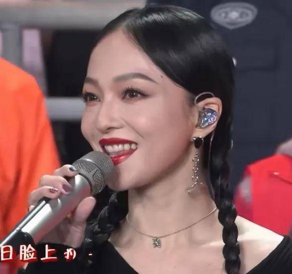 周冬雨|春晚明星穿一溜红，周冬雨故意穿芭比粉裙，倪妮一袭白大衣完胜