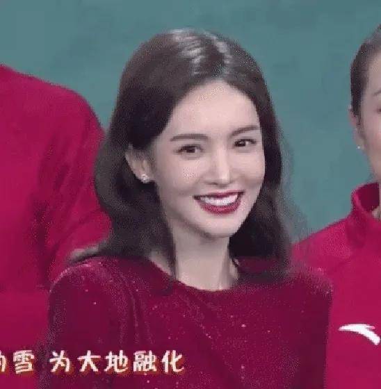 周冬雨|春晚明星穿一溜红,周冬雨故意穿芭比粉裙,倪妮一袭白大衣完胜