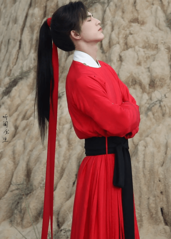 张凌赫|《吉星高照》路透被嘲，《皓衣行》被拉出来对比，服装造型很关键