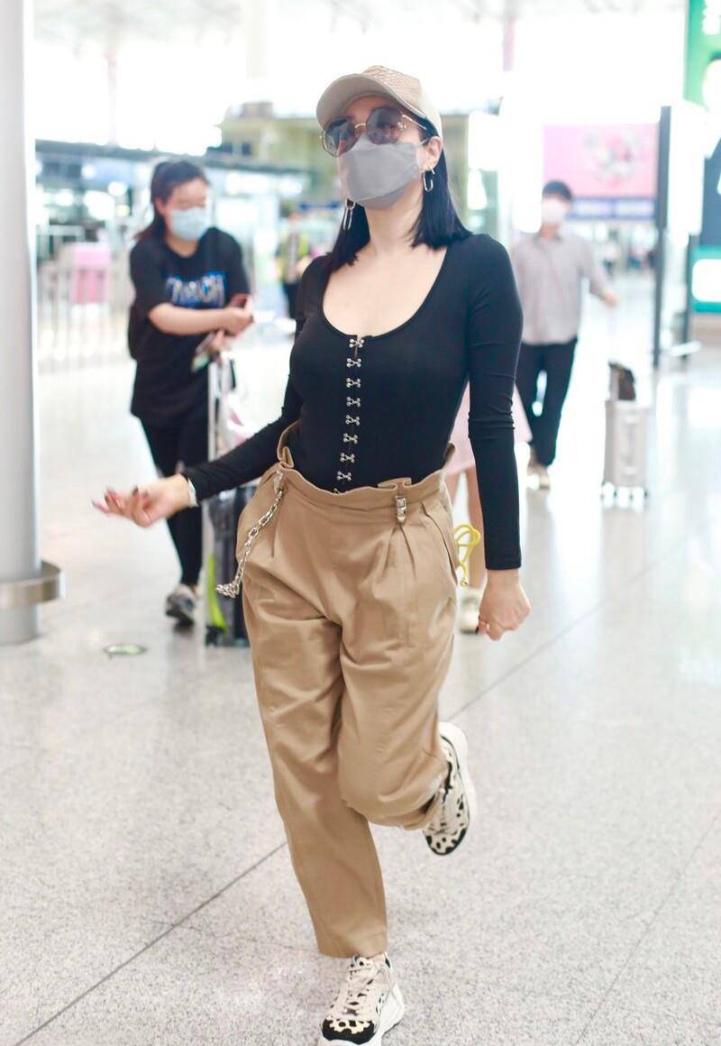 卫衣|钟丽缇真时髦，半截卫衣+紧身背心个性十足，这样穿很需要勇气