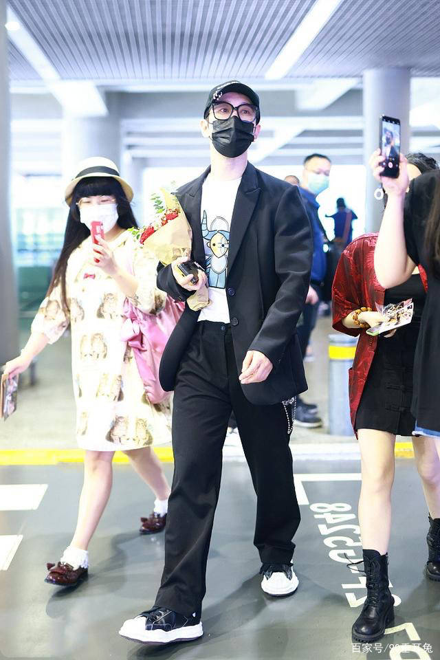 去油|黄晓明是怎么去油成功的?T恤西装小鲜肉,又收获一大堆迷妹