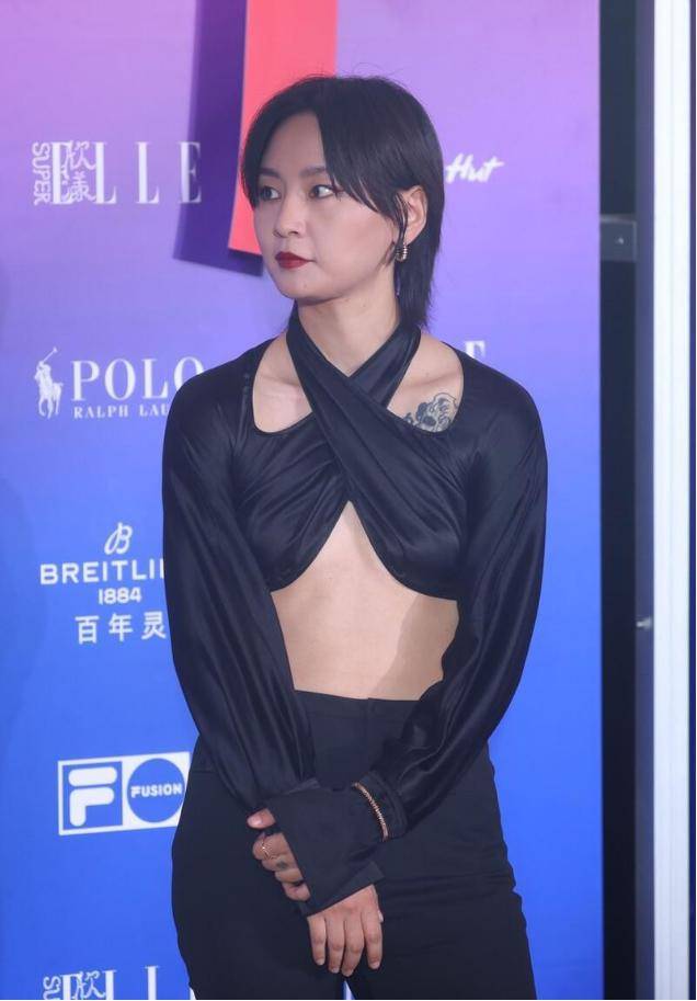 一身|周笔畅的造型让人难理解，“平板”身材穿挂脖上衣，一身黑挺高级