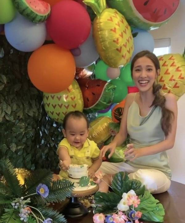 次子|郑嘉颖夫妇为次子庆生，小22岁娇妻穿吊带撞脸娜扎，盘腿坐真牛