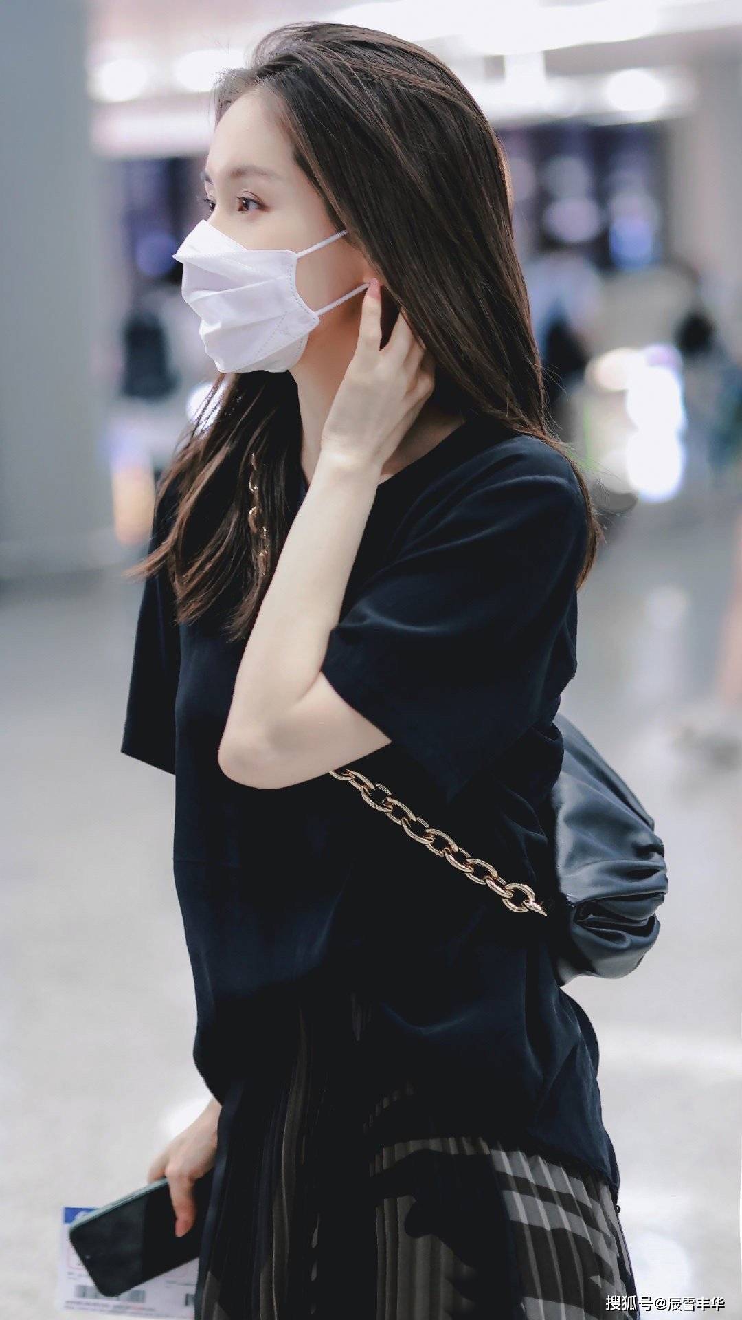 黑色|学王子文穿一身黑色,T恤配“薄纱”印花裙,全黑造型一点不沉闷