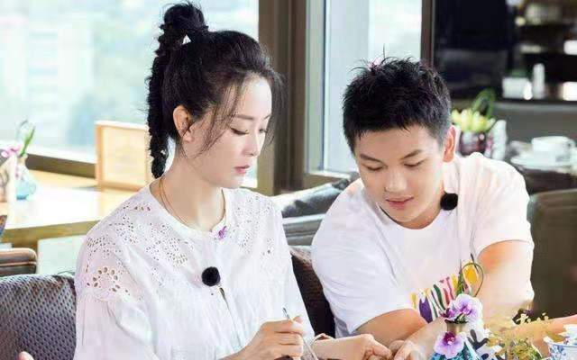 健美|王艳再带儿子录综艺,15岁球球变健美型男,壮实体格太有安全感