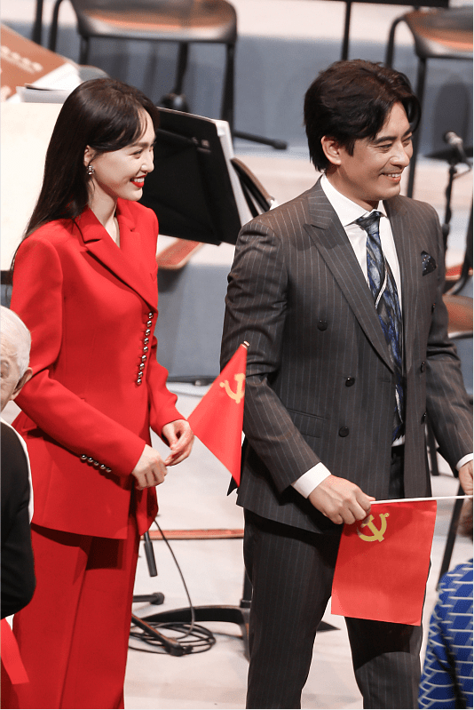 &quot|唐嫣婚后状态一直挺在线，穿红西装撕掉＂傻白甜＂标签，又美又飒