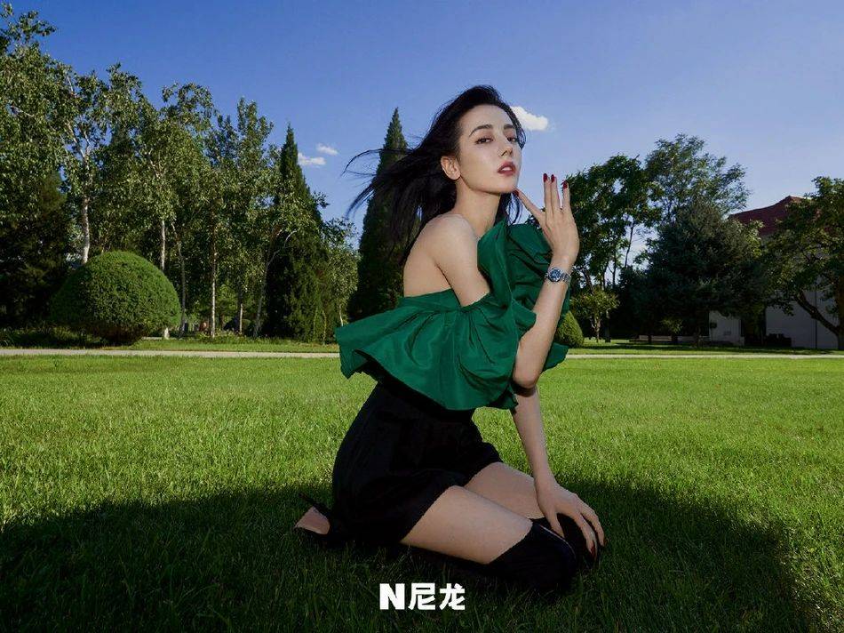 当红|迪丽热巴穿吊带裙秀肩颈线条!雪肤白嫩太性感撩人