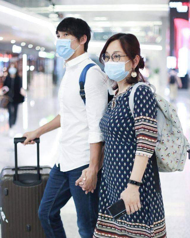 陈松伶|陈松伶携小8岁老公走机场，穿碎花连衣裙身材发福，却被宠成公主