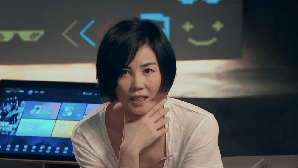 头巾|王菲不愧是潇洒天后，穿补丁裤一身朴素打扮去旅游，包头巾好个性