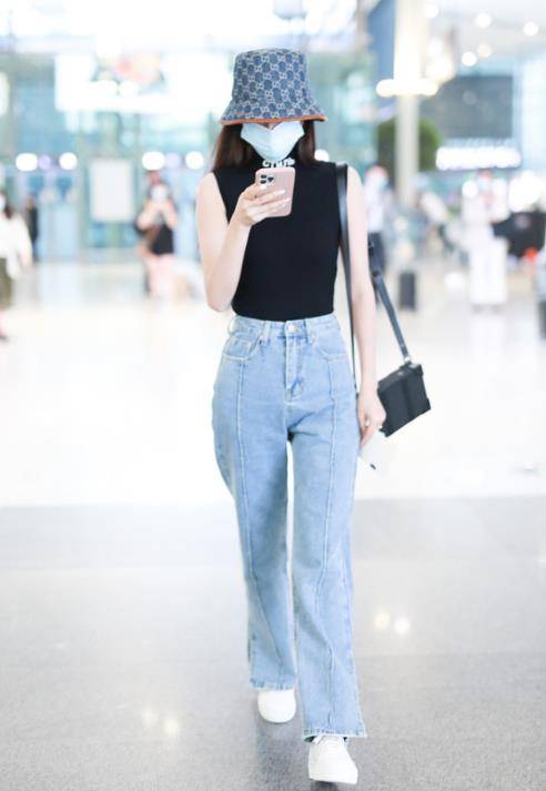 设计|颖儿身材真是恰到好处，穿V领礼服肋骨明显，曲线越瘦气场越犀利