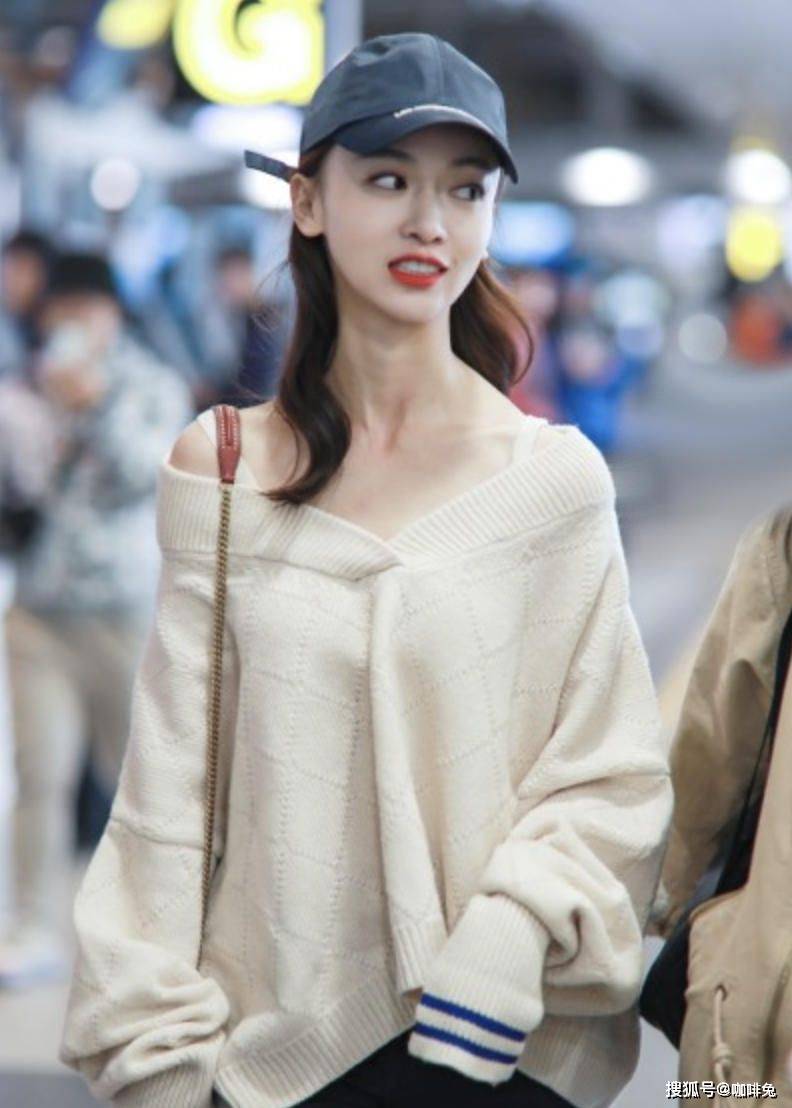 侵权|纸片人吴谨言,这也太瘦了吧,v领毛衣穿成溜肩毛衣要掉了吧