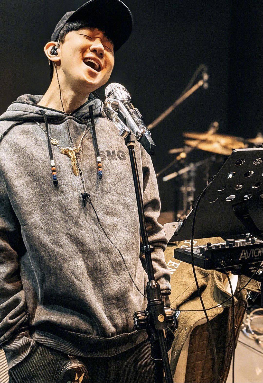 品牌|林俊杰久违晒动态，街拍造型休闲减龄，大牌围巾活力抢眼