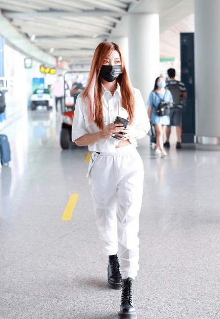 场合|林志玲在故宫太会穿,白色短袖衬衫配半身裙,戴丝巾端庄优雅