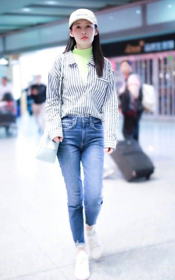 浅绿色|衬衫扣这样系才美，李沁留两颗变V字领，搭配着牛仔裤穿美绝了！