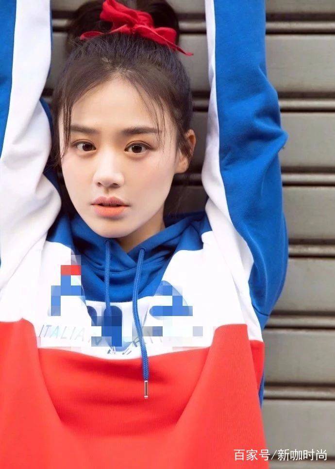 马思纯|马思纯瘦回来了！卫衣配短裤尽显青夏气息，这才是少女的正确打扮