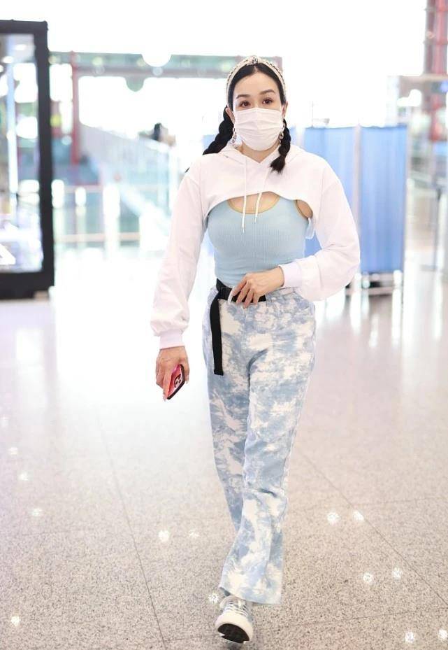 卫衣|钟丽缇真时髦，半截卫衣+紧身背心个性十足，这样穿很需要勇气