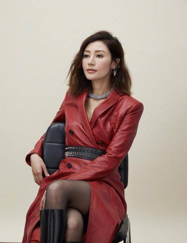 设计|50岁李嘉欣穿黑色连衣裙亮相，看不出还有平坦小腹，气质依旧完好