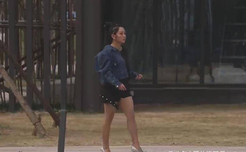 女王|何洁的时尚好难懂，为显高穿短裙却显真实腿型，全靠女王气场硬撑
