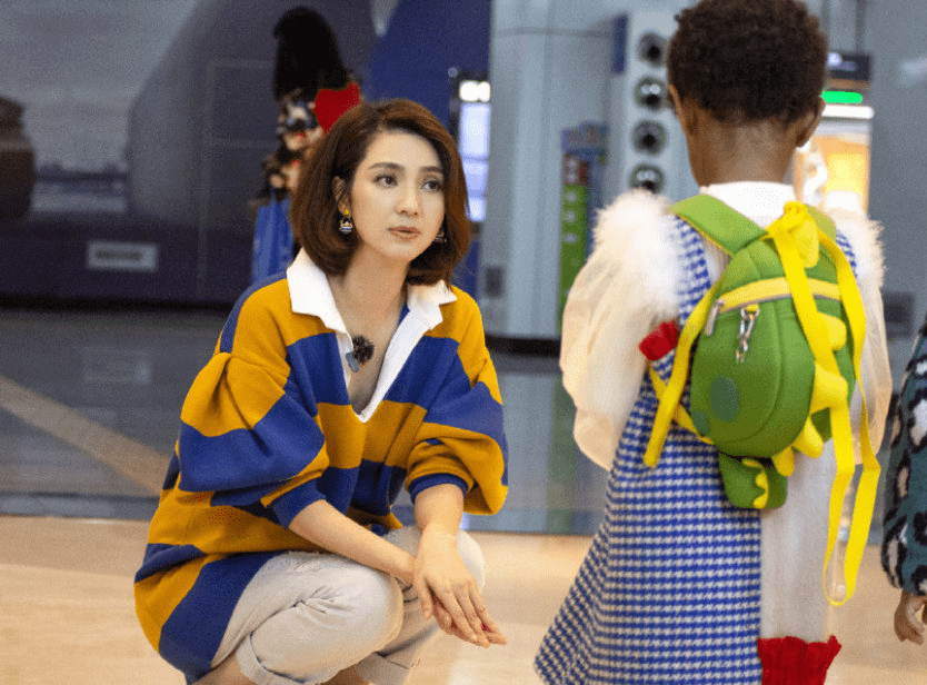 洪欣|洪欣与小9岁老公看着有年龄差，虽然两人穿着情侣色，但有点差距