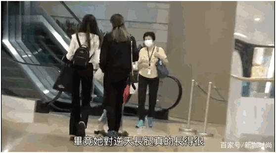 样式|任达华闺女不简单，连帽卫衣搭修身喇叭裤，一双大长腿太抢镜