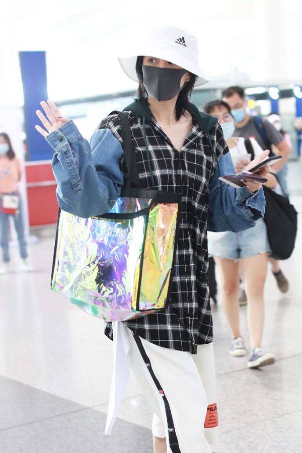 服装|张馨予穿拼接外套走机场！短发配渔夫帽，九分裤腰上别两条白毛巾