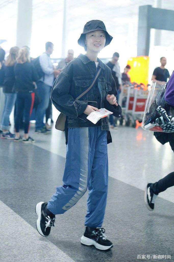 麻袋|周夏雨衣品滑落?白色工装服穿成麻袋装,太瘦的烦恼