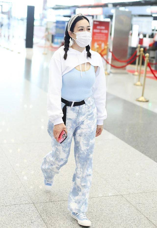 卫衣|钟丽缇真时髦，半截卫衣+紧身背心个性十足，这样穿很需要勇气