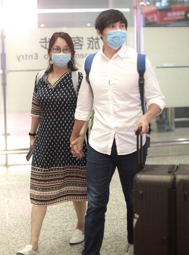 陈松伶|陈松伶携小8岁老公走机场，穿碎花连衣裙身材发福，却被宠成公主