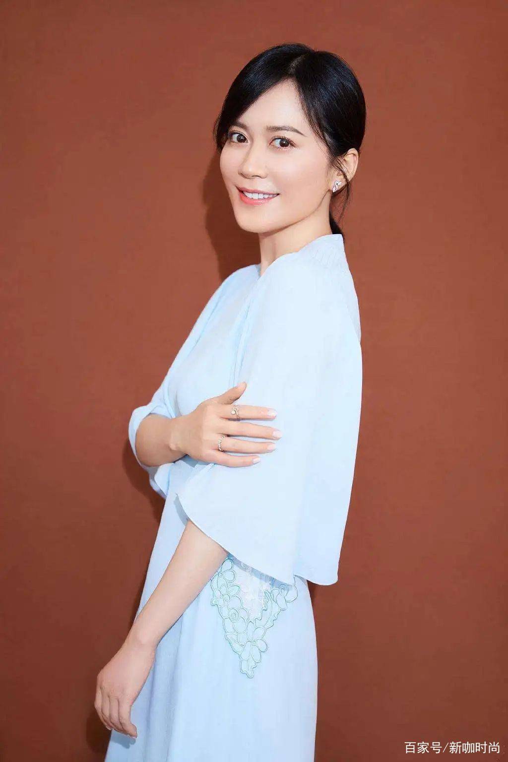 黑色|俞飞鸿美得高级，一袭简约黑装无惧素颜，根本不像49岁阿姨