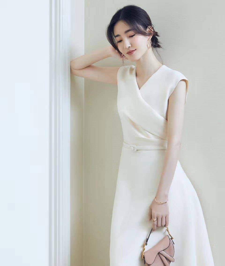 活动|王丽坤品牌活动生图美上热搜,一袭小白裙清新文艺,燕子包太抢镜