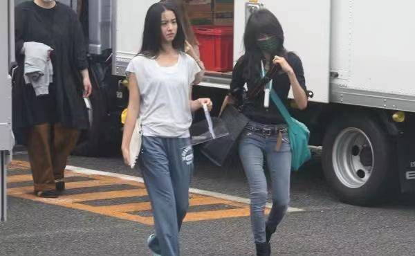 黑色|工藤静香带女儿出门，她穿紧身裤细腿不输木村光希，不愧是女神