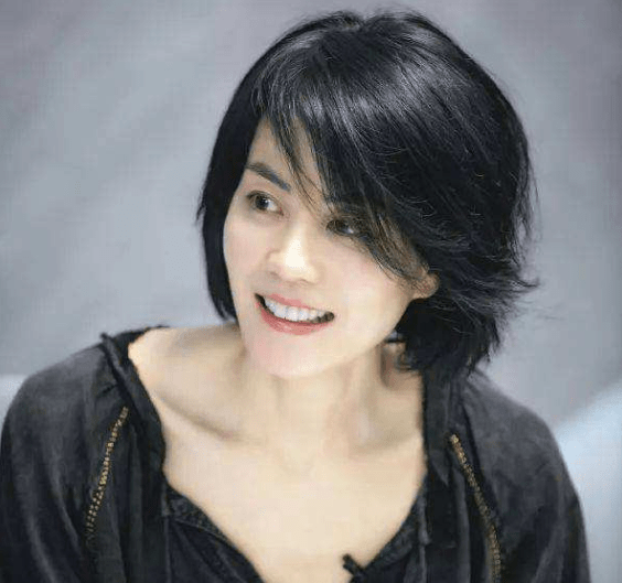 头巾|王菲不愧是潇洒天后，穿补丁裤一身朴素打扮去旅游，包头巾好个性