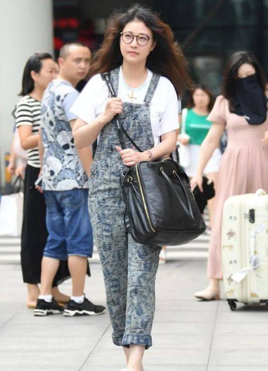 漂亮|周海媚是会装嫩，可气质的确优雅，就算老了纯天然的脸也漂亮！