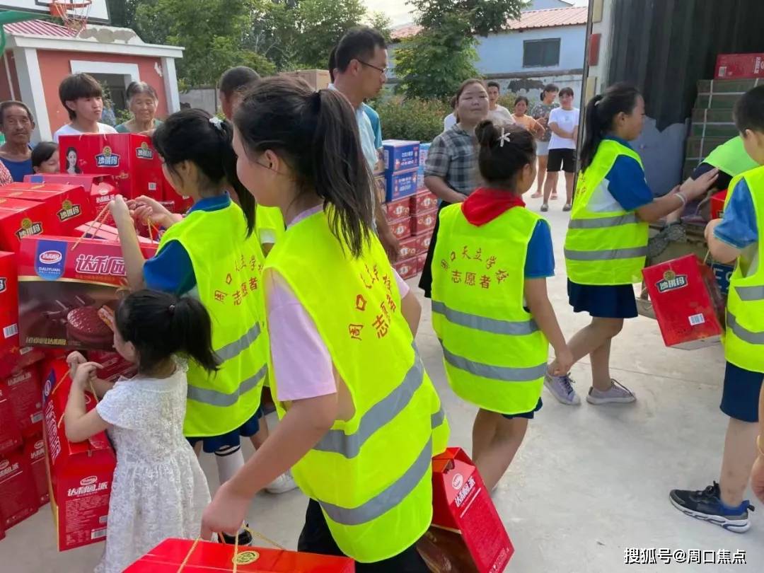 周口天立中学捐赠发起人伍雨晨学生代表和致如,邵诗曼,窦梓萌,宋英杰