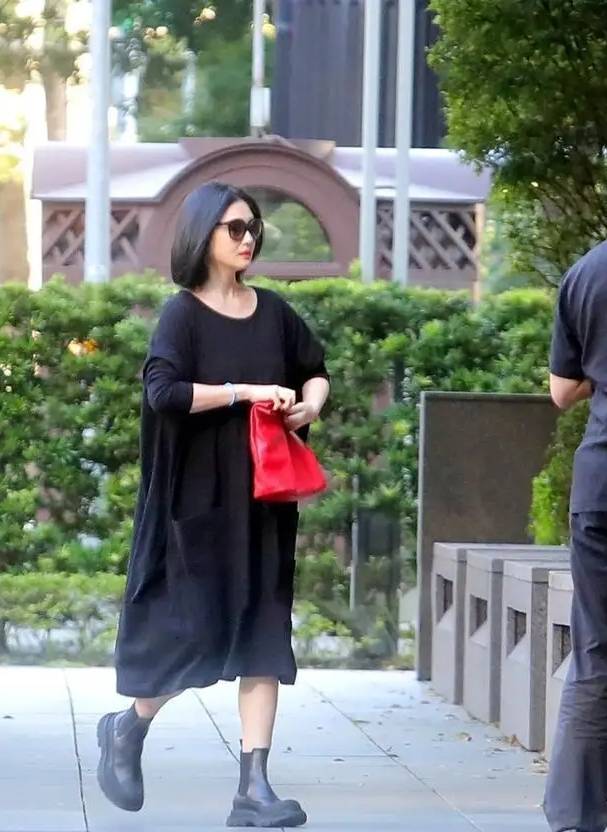 卫衣当|汪小菲不再独宠女儿！带儿子出门卫衣当围巾戴，4岁儿子太像大S