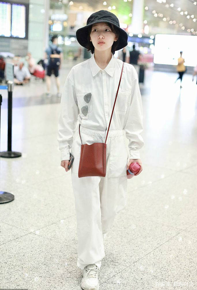 麻袋|周夏雨衣品滑落?白色工装服穿成麻袋装,太瘦的烦恼