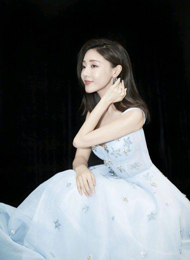 显得|邓家佳淡蓝色连衣裙穿搭,就算年过三十气质依旧优雅有气场