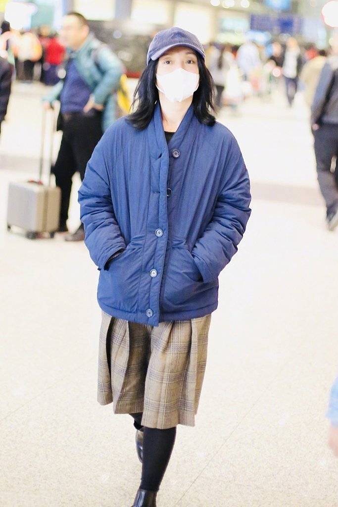 仙女|周迅机场又作妖，裹着毛巾就为了保暖，根本顾不上好看不好看
