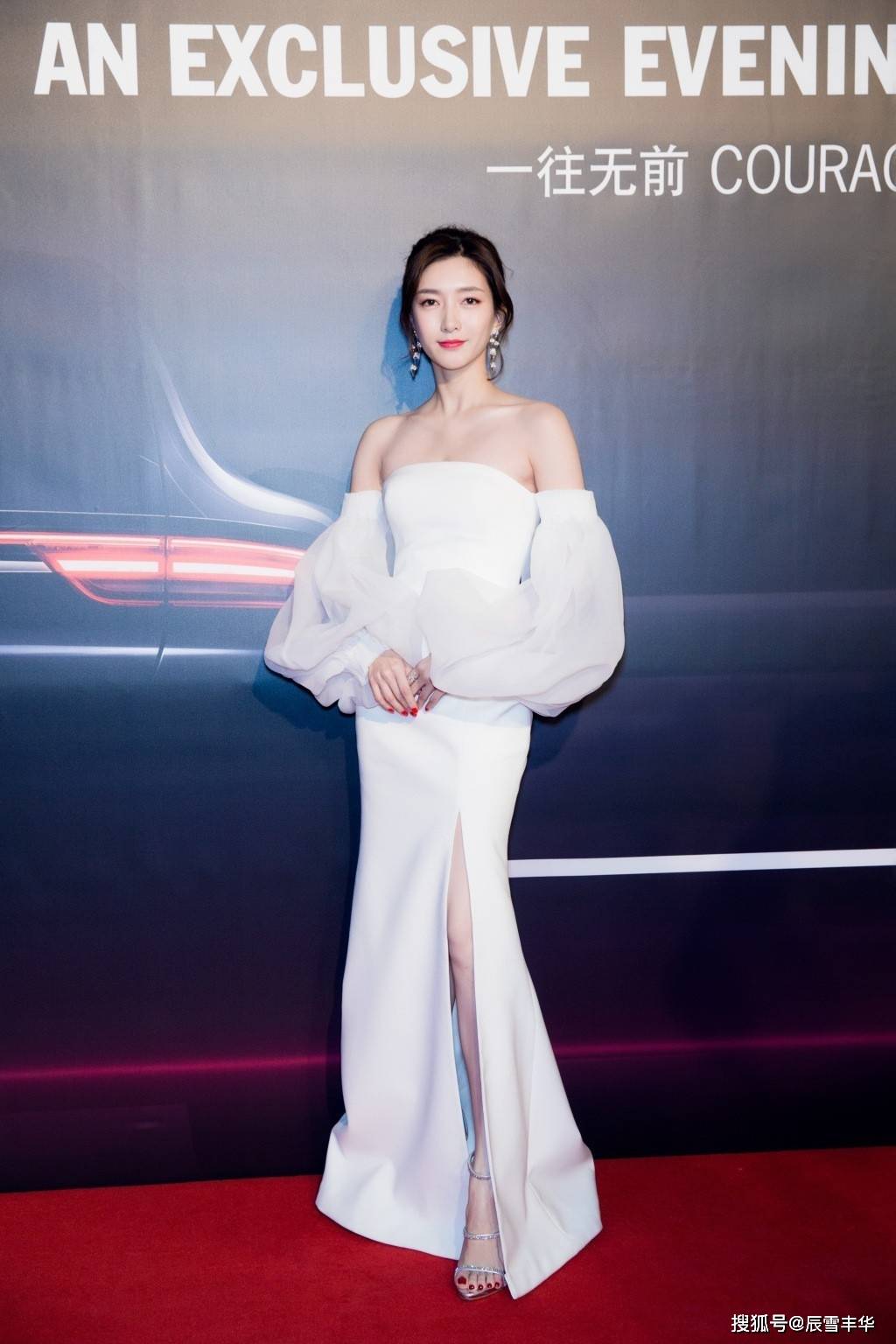 身材|江疏影穿出了“白T恤”的精髓，搭配3000元条纹裤，复古又高级