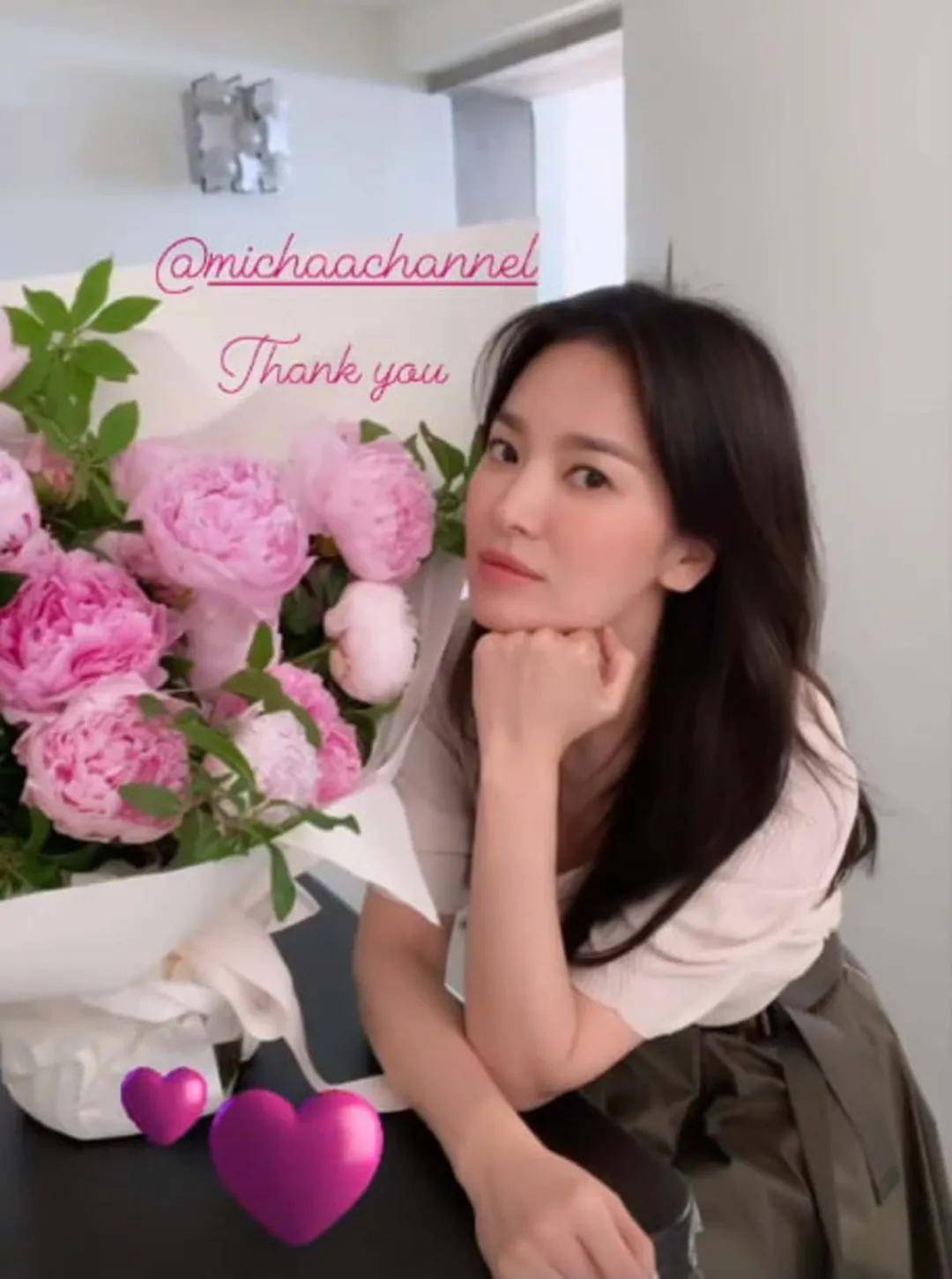 再品品乔妹最近的活动图,皮肤气色都很棒,偏分的编发更是少女感十足