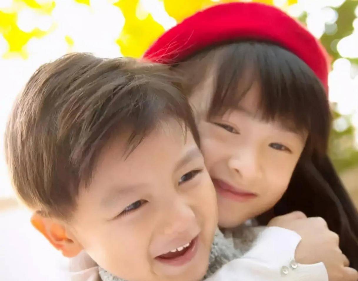 无可|兄妹俩相差十岁，哥哥带妹妹出行一脸生无可恋：比书包还要重！