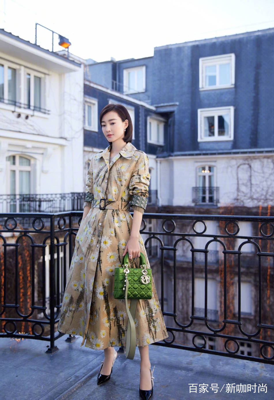女神|王丽坤真会穿，“小雏菊”风衣优雅大方，“波波头”发型更是减龄